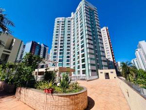 un gran edificio con edificios altos en una ciudad en Ap completo com ar e garagem coberta próximo ao metrô, en Brasilia