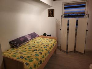メンヒェングラートバッハにあるHoliday apartment Borchersのベッドルーム1室(花柄の掛け布団、窓付)