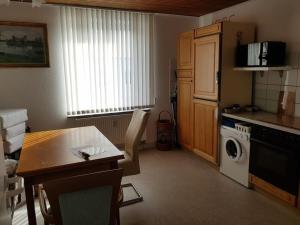 メンヒェングラートバッハにあるHoliday apartment Borchersの小さなキッチン(テーブル、洗濯機付)