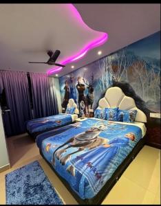 パンチガニにあるHotel Greek Glory,Panchganiの壁に絵が飾られたベッドのある寝室
