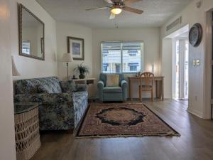 Ein Sitzbereich in der Unterkunft Oceanfront in Canaveral, Views, Heated Pool & Spa