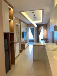 eine große Küche mit weißen Schränken und einer großen Insel in der Unterkunft Cozy and Luxury place to stay 1BR, Front of Pullman Hotel CP in Mantaak