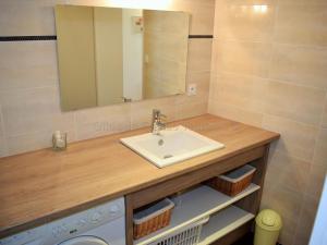 Et badeværelse på Gîte cosy en tuffeau, rénové, au cœur de la Touraine, proche châteaux, cour privative, vélos, non-fumeur - FR-1-381-209 + 14 billeder