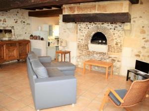 Gallery image of Gîte de charme du XVIIIe avec jardin, proche des châteaux et vignobles de Touraine, équipements inclus - FR-1-381-365 in Betz-le-Château