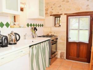 Gallery image of Gîte de charme du XVIIIe avec jardin, proche des châteaux et vignobles de Touraine, équipements inclus - FR-1-381-365 in Betz-le-Château +12 photos