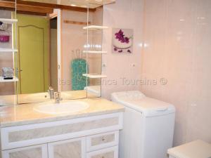 Ένα μπάνιο στο Gîte rural 1 chambre, cour close, équipements bébé, Wi-Fi, proche mini-golf, non fumeur, tout inclus - FR-1-381-24 +14 φωτογραφίες