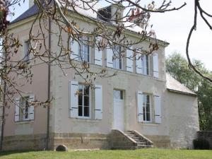 an exterior view of the house at Maison XIXe, grand jardin clos, au cœur des vignobles, près de Chinon et de la Loire à Vélo - FR-1-381-445 in Beaumont-en-Véron