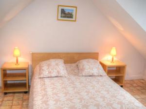 a bedroom with a bed with two lamps on both sides at Gîte lumineux à Montrésor avec jardin privatif et équipements complets, proche du Zooparc de Beauval - FR-1-381-72 in Montrésor