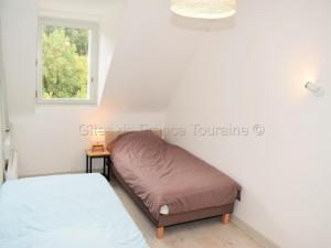 a small bedroom with a bed and a window at Gîte au Cœur du Val de Loire avec WIFI et Animaux Acceptés - FR-1-381-154 in Limeray