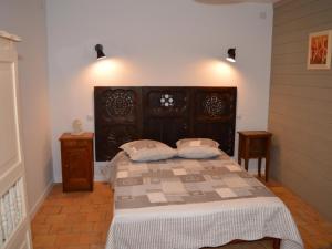 a bedroom with a large bed with two pillows on it at Charmant gîte rural avec jardin, proche Amboise et Blois, idéal pour familles, randonneurs et amoureux de nature - FR-1-381-145 in Saint-Nicolas-des-Motets