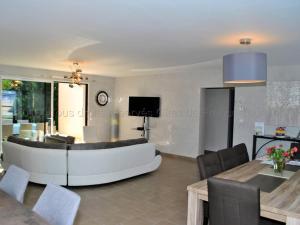 Μια τηλεόραση ή/και κέντρο ψυχαγωγίας στο Grande maison moderne avec piscine à Tours, proche du centre-ville et de la Loire à Vélo - FR-1-381-231