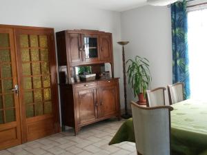 Køkken eller tekøkken på Gîte calme proche du Château d'Azay-le-Rideau - FR-1-381-279 + 21 billeder