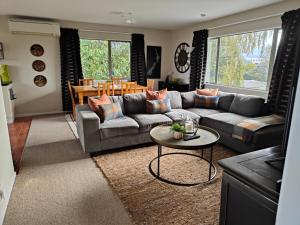 Area soggiorno di Home Comforts on Main