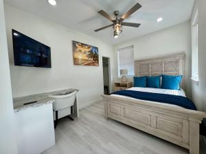 Un dormitorio con una cama, un lavabo y un ventilador de techo. en Luxury - Southern Charm Home - Steps from Beach!, en South Padre Island 24 fotos más