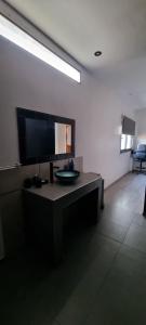 sala de estar con escritorio y TV. en Casa Chapanay, en Corralitos
