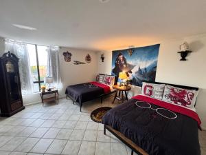Кровать или кровати в номере Mario, Disney & not themed Loft Universal Studios 10min loft apartment