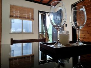 deux verres à vin posés sur une table dans l'établissement Mi alma deptos, à Mendoza