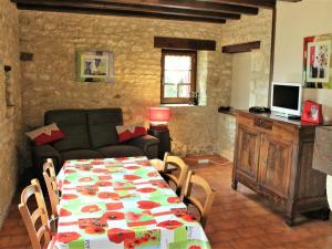 Kuchyň nebo kuchyňský kout v ubytování Maison chaleureuse près de Sarlat avec jardin clos, cheminée et équipements bébé - FR-1-616-47