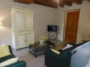 a living room with a couch and a coffee table at Maison périgourdine 2 chambres à Salignac-Eyvigues avec cour et jardin, animaux acceptés - FR-1-616-5 in Salignac Eyvigues