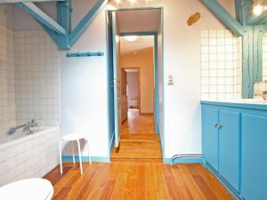 baño con armarios azules y suelo de madera en Grange restaurée avec jardin, charme et confort près d'Alençon - FR-1-497-24, en Alençon 16 fotos más