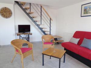 a living room with a red couch and chairs at Gîte cosy avec cheminée, animaux acceptés et grande terrasse - FR-1-496-221 in Regny