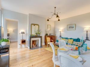 Posezení v ubytování Charmant appartement rénové, 2 ch, Wifi, garage, à 15 min gare RER Paris - FR-1-526-3