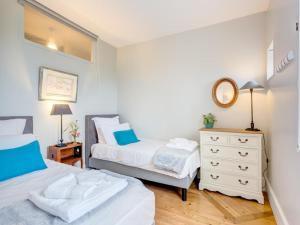 Postel nebo postele na pokoji v ubytování Charmant appartement rénové, 2 ch, Wifi, garage, à 15 min gare RER Paris - FR-1-526-3