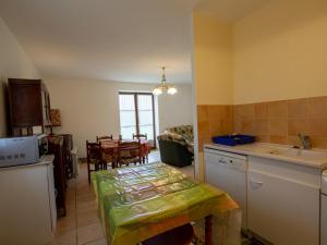 Kuchyň nebo kuchyňský kout v ubytování Maison de Charme au Calme Proche Sarlat avec Cheminée et Terrasse - FR-1-616-151 + 6 fotografií