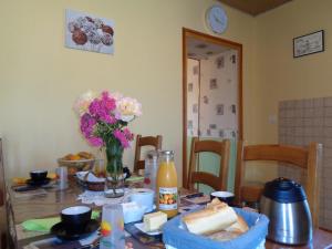 Galeriebild der Unterkunft Charmant Gîte à la Ferme avec Terrasse et Animaux Admis - FR-1-496-235 in Saint-Marcel-dʼUrfé