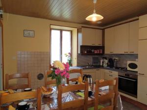 Kuchyň nebo kuchyňský kout v ubytování Charmant gîte à la ferme avec terrasse, proche Loire, Allier, Puy de Dôme, animaux bienvenus - FR-1-496-235