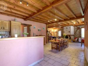 Gallery image of Charmant Gîte avec Cheminée et Animaux Acceptés - FR-1-496-36 in Saint-Romain-dʼUrfé