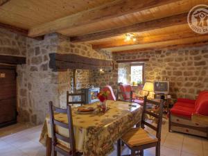 Ruang duduk di Charmant Gîte 16e Siècle avec Cheminée, Terrasse et Jardin, Proche Ski et VTT, Wifi Inclus - FR-1-496-101