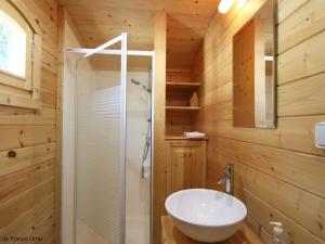 Galeriebild der Unterkunft Roulotte Authentique en Forêt, Animaux Admis - FR-1-497-130 in Radon