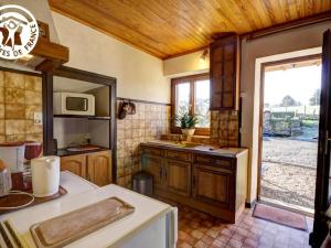 Kuchyň nebo kuchyňský kout v ubytování Gîte cosy de plain-pied, proche St-Étienne, idéal famille avec animaux et balades nearby. - FR-1-496-41