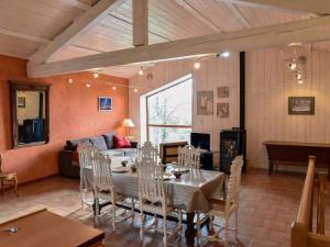 Μια τηλεόραση ή/και κέντρο ψυχαγωγίας στο Gîte confortable à Saint-Étienne, 2 chambres, terrasse, poêle à granulés, proche commodités - FR-1-496-38