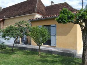 Maison en pierre avec grand jardin, proche Vézère, idéale pour familles et amateurs de pêche - FR-1-616-219 في Limeuil: منزل امامه شجرتين