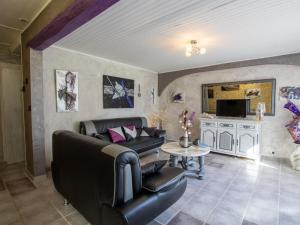 Maison en pierre avec grand jardin, proche Vézère, idéale pour familles et amateurs de pêche - FR-1-616-219 في Limeuil: غرفة معيشة بها أريكة وطاولة