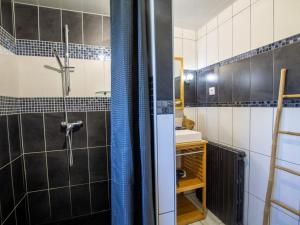 Maison en pierre avec grand jardin, proche Vézère, idéale pour familles et amateurs de pêche - FR-1-616-219 في Limeuil: حمام مزود بدش ومغسلة +18 صورة