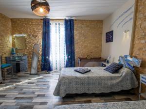 Maison en pierre avec grand jardin, proche Vézère, idéale pour familles et amateurs de pêche - FR-1-616-219 في Limeuil: غرفة نوم بها سرير كبير وحمام