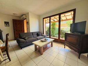 Televízia a/alebo spoločenská miestnosť v ubytovaní Villa F3 avec Jardin et Garage, Capacité 6 Pers., Proche Plage et Village - Argelès-sur-Mer - FR-1-309-336