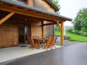 Gallery image of Gîte spacieux avec poêle à granulés et terrasse, animaux acceptés - FR-1-496-17 in Échanssieux