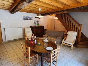 a living room with a table and a couch at Gîte paisible avec jardin privatif, proche Loire et balades, pour 11 personnes, animaux acceptés - FR-1-496-86 in Saint-Paul-de-Vézelin