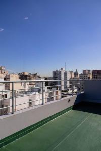 Un balcón con vista a una ciudad en Cálido y moderno depto en el corazón de Buenos Aires, en Buenos Aires