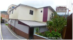 um prédio com uma placa na lateral em Suites Pico do Cristal em Caparaó Velho