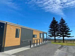キングストン・SEにあるKingston Foreshore Caravan Parkの背景小屋