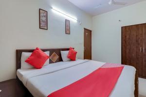 Postel nebo postele na pokoji v ubytování Hotel O Red Rose Residency
