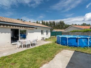 Bazén v ubytování Maison à Parentis-en-Born - 6 vacanciers - Proche lac et plages - FR-1-319-613 nebo v jeho okolí