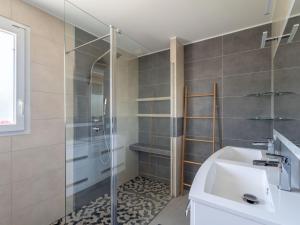 Koupelna v ubytování Maison à Parentis-en-Born - 6 vacanciers - Proche lac et plages - FR-1-319-613 + 12 fotografií