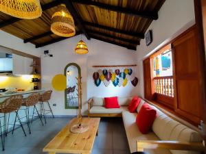 a living room with a couch and a table at Hospédate en Oiba con estilo in Oiba