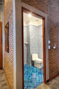 Ett badrum på Saeng Panya Home SHA Plus